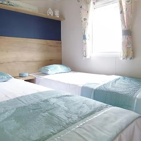 Leylandii 2 Bed In Picturesque Town.