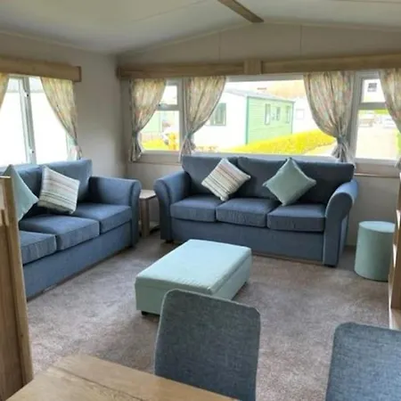 Leylandii 2 Bed In Picturesque Town. Apartment