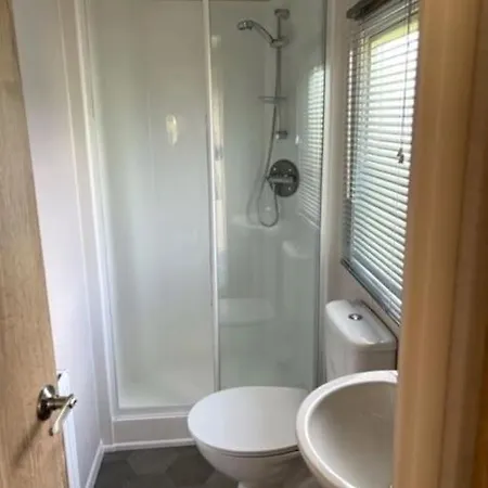 Leylandii 2 Bed In Picturesque Town. *