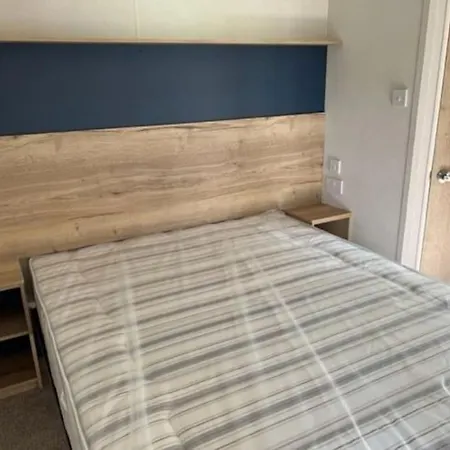 Leylandii 2 Bed In Picturesque Town. 纳尔斯伯勒